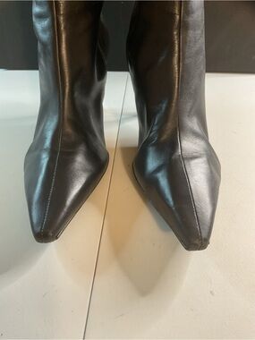 Pointed-Toe Mid-Calf Heeled Boots in Black
